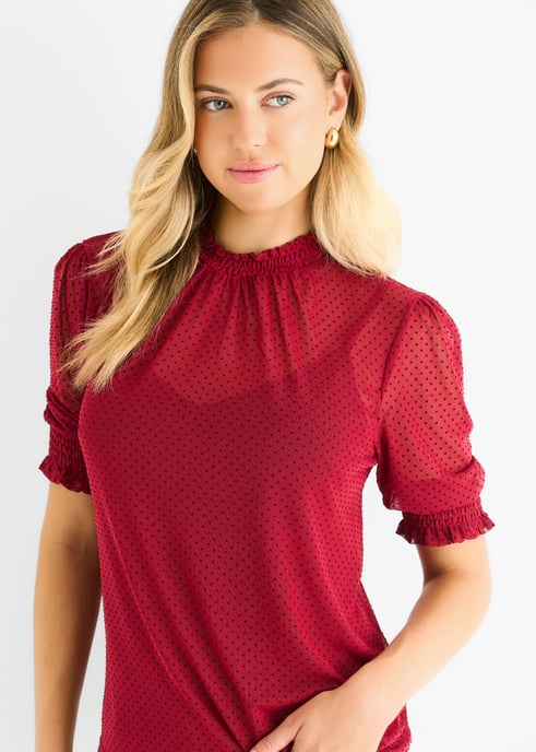 Blusa roja de encaje, cuello alto y corte holgado - Image 3